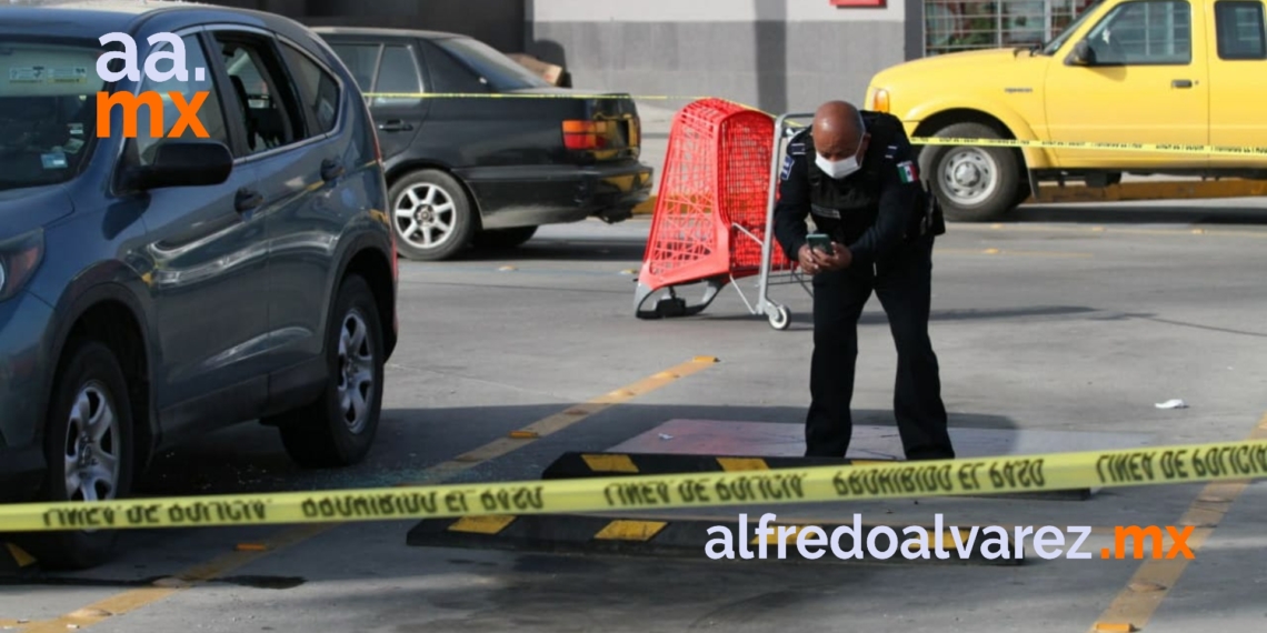 BALEAN A HOMBRE EN ESTACIONAMIENTO DE SUPERMERCADO