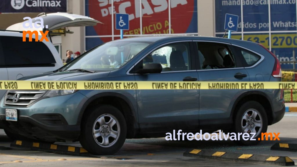 BALEAN A HOMBRE EN ESTACIONAMIENTO DE SUPERMERCADO