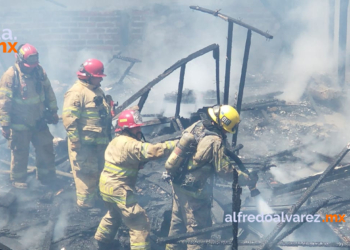 FUEGO CONSUME VIVIENDA DE MADERA