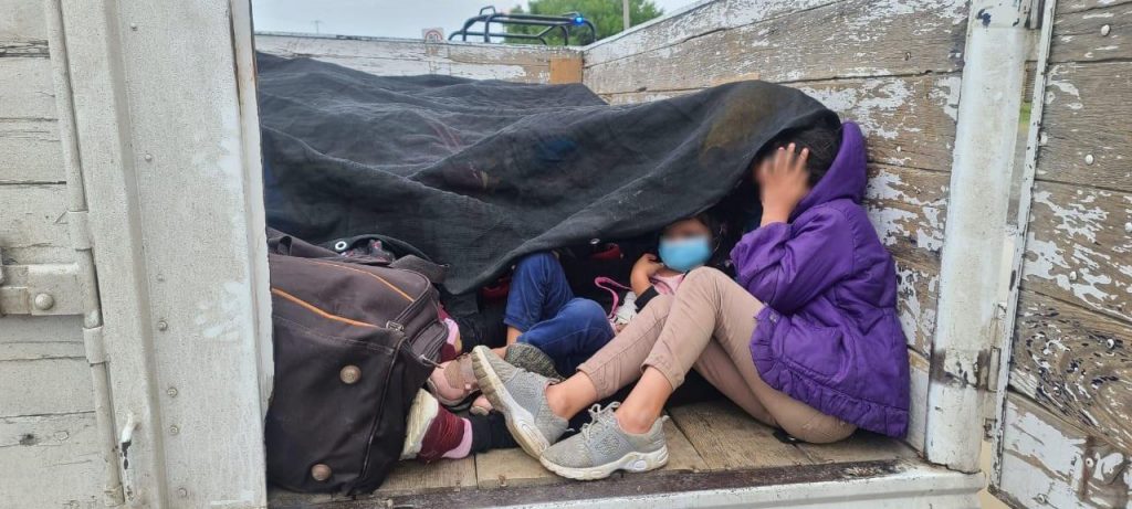 HALLAN DECENAS DE MIGRANTES HACINADOS EN CAMIóN, ENTRE ELLOS MENORES