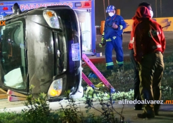 PIERDE EL CONTROL DE SU AUTO Y VUELCA