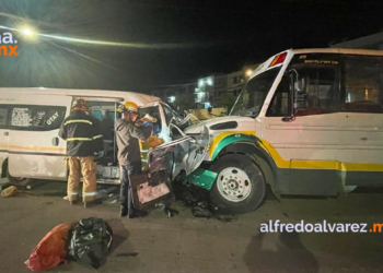 TAXISTA CHOCA AL INVADIR SENTIDO CONTRARIO; HAY 3 HERIDOS