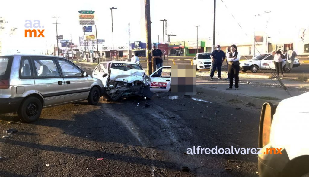 Muere-taxista-tras-carambola-pasajeros-resultan-heridos