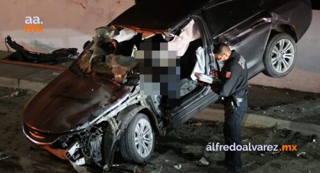 Fallece automovilista en fuerte choque contra barda