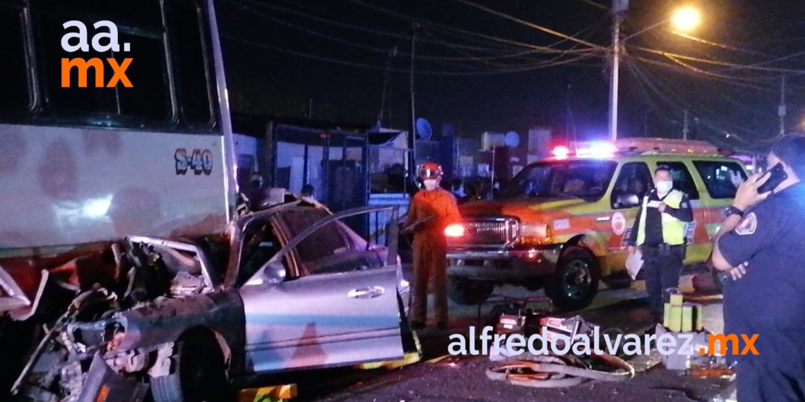 SE IMPACTA CONTRA CAMIóN ESTACIONADO Y MUERE