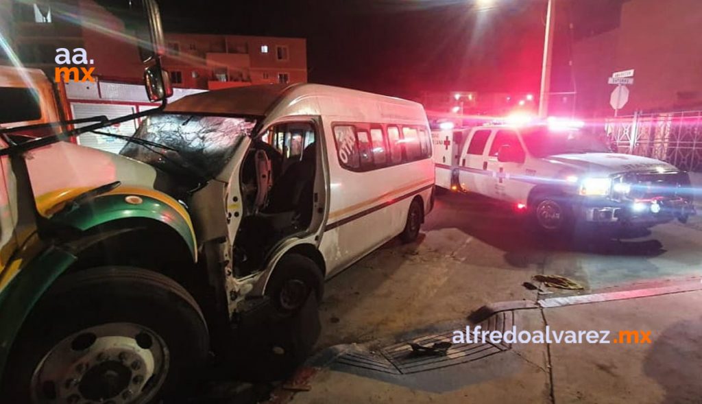 TAXISTA CHOCA AL INVADIR SENTIDO CONTRARIO; HAY 3 HERIDOS