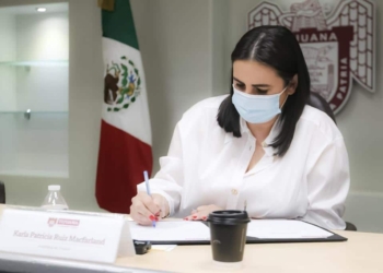 KARLA RUIZ FIRMA CONVENIO CON RED ASER