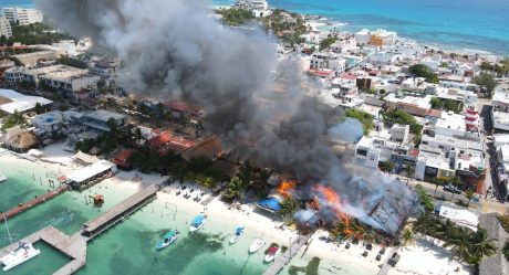 Incendio arrasó con restaurante y comercios de Isla Mujeres