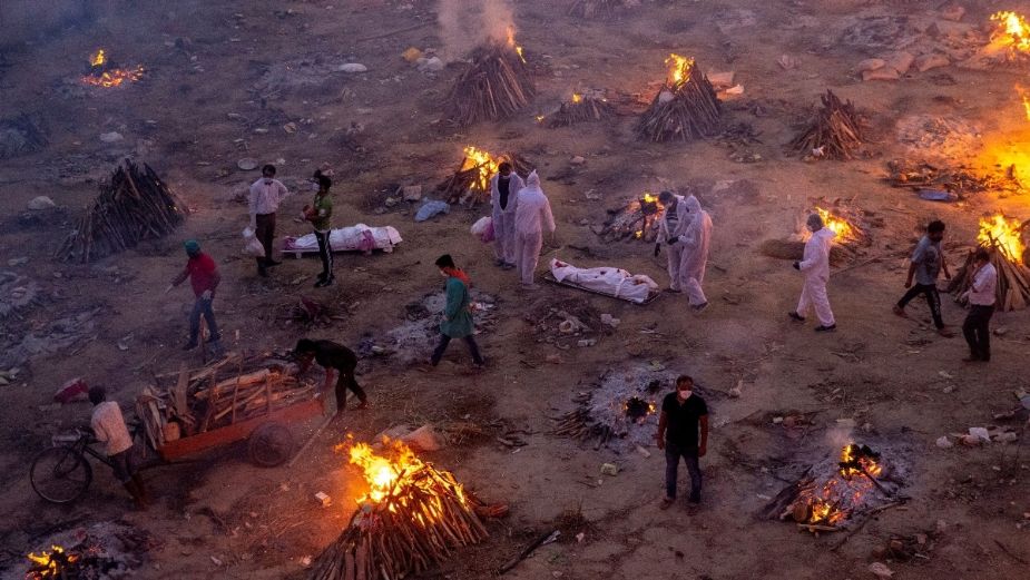 india-colapsada-por-muertes-de-covid-19-realiza-cremaciones-masivas