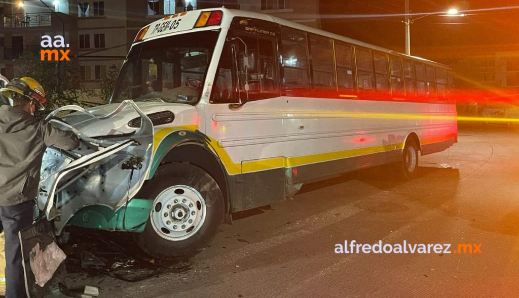 TAXISTA CHOCA AL INVADIR SENTIDO CONTRARIO; HAY 3 HERIDOS