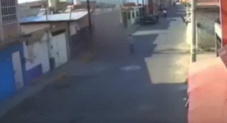 VIDEO: Joven prende fuego a abuelita en vía pública