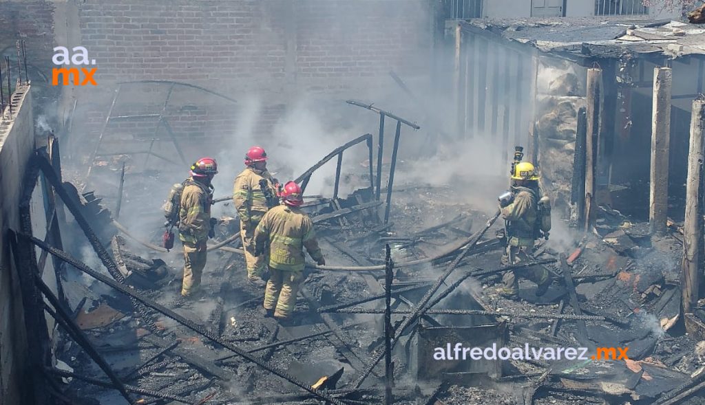 FUEGO CONSUME VIVIENDA DE MADERA