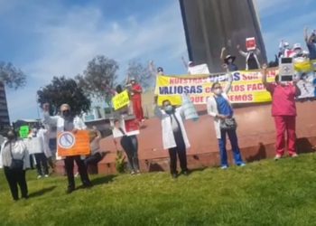 MéDICOS SE MANIFIESTAN POR NO SER VACUNADOS CONTRA COVID-19