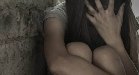 Violan más de una decena de jóvenes a adolescente