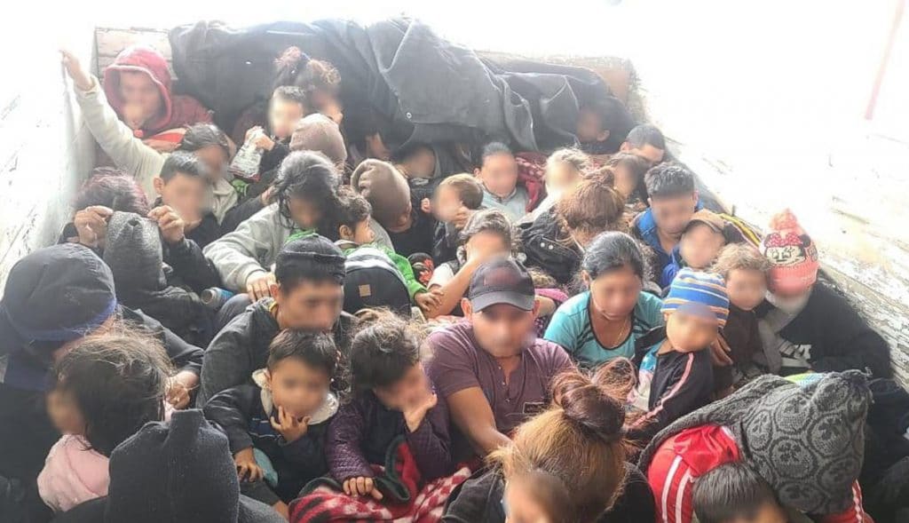 Hallan-decenas-de-migrantes-hacinados-en-camión-entre-ellos-menores
