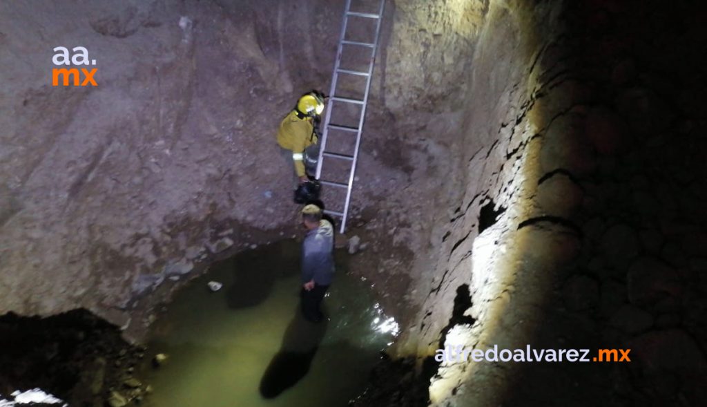 Motociclista-circula-sin-luces-y-cae-a-excavación