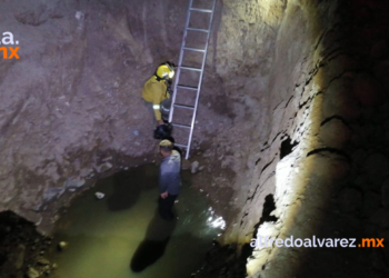 MOTOCICLISTA CIRCULA SIN LUCES Y CAE A EXCAVACIóN