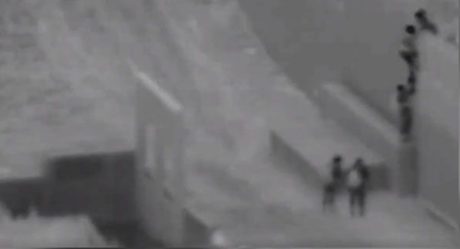 VIDEO: Traficante lanza a niño del muro fronterizo entre Tijuana y SD