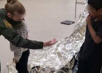 RESCATAN A HERMANITOS ABANDONADOS EN MURO FRONTERIZO