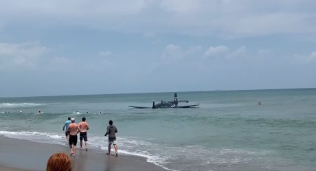 VIDEOS: Avión de 2da Guerra Mundial aterriza de emergencia en playa