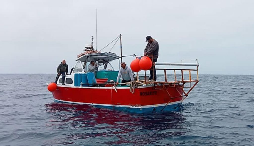 Rescatan-a-pescadores-en-embarcación-a-la-deriva