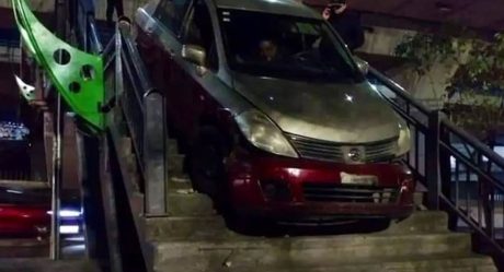 VIDEO: Taxista cruza puente peatonal a bordo de su auto