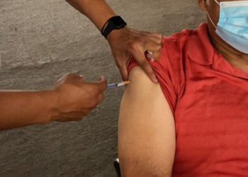 DECENAS DE ABUELITOS POSITIVOS A COVID-19 PESE A ESTAR VACUNADOS