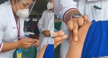 VIDEO: Enfermera finge vacunar a adulto mayor