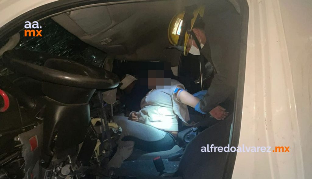 TAXISTA CHOCA AL INVADIR SENTIDO CONTRARIO; HAY 3 HERIDOS