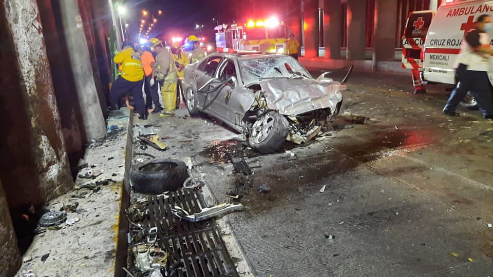 auto-cae-desde-puente-y-deja-heridos