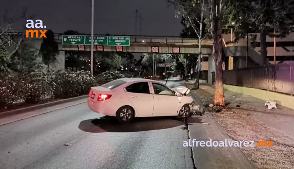 AUTOMOVILISTA NO CONSERVA CARRIL Y CHOCA CONTRA áRBOL