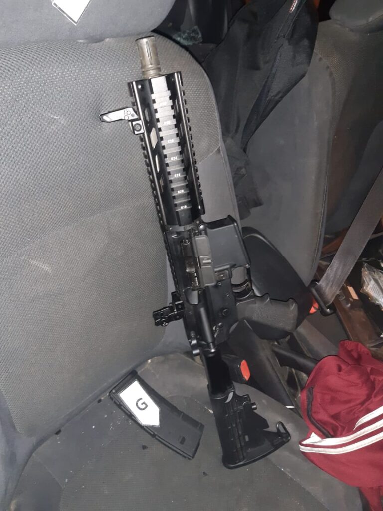 LOCALIZAN AUTO BALEADO CON ARMAS AL INTERIOR