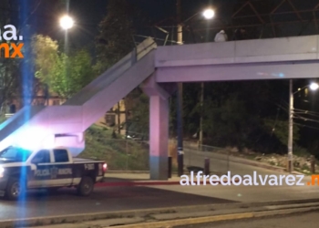 DEJAN CABEZA HUMANA EN UN PUENTE PEATONAL