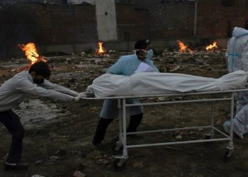 CRISIS EN INDIA: APARECEN CUERPOS EN EL RíO GANGES