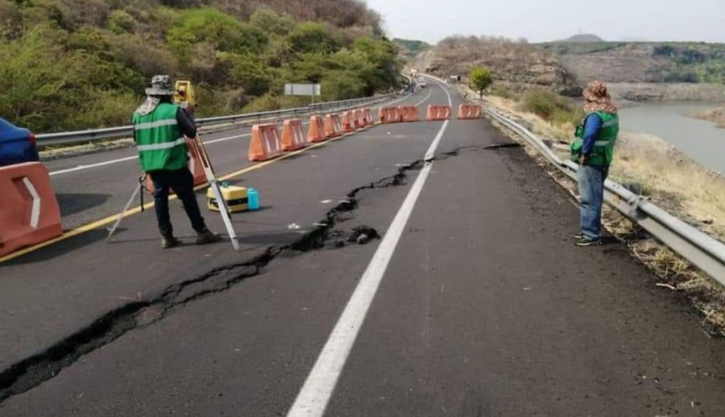 COLAPSA TRAMO CARRETERO TRAS CIERRE POR GRIETA