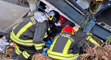 Teleférico se estrella y deja 13 muertos en Italia