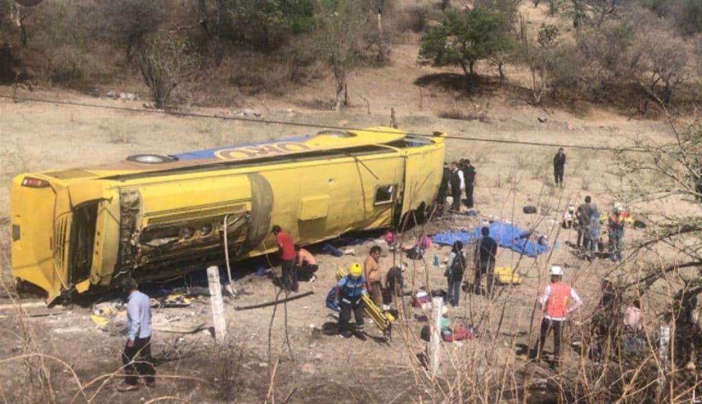 Ebrio-provoca-volcadura-de-autobús-deja-muertos-y-heridos