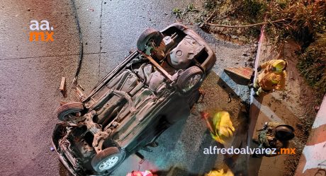 Muere al caer de puente; iba a exceso de velocidad