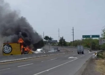 VIDEO: QUEMAN COMERCIOS, AUTOS Y PATRULLAS; BLOQUEAN CARRETERAS