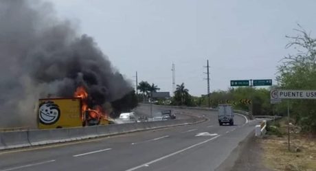 VIDEO: Queman comercios, autos y patrullas; bloquean carreteras