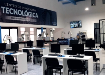 ALUMNOS DE INGENIERíA PRACTICAN CON ROBóTICA INDUSTRIAL