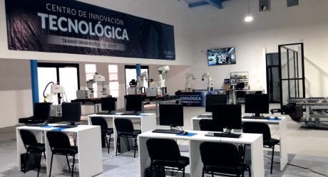 Alumnos de ingeniería practican con robótica industrial