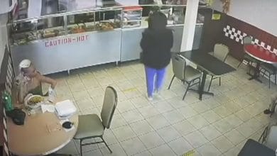 VIDEO-Adolescente-abandona-a-su-bebita-en-restaurante