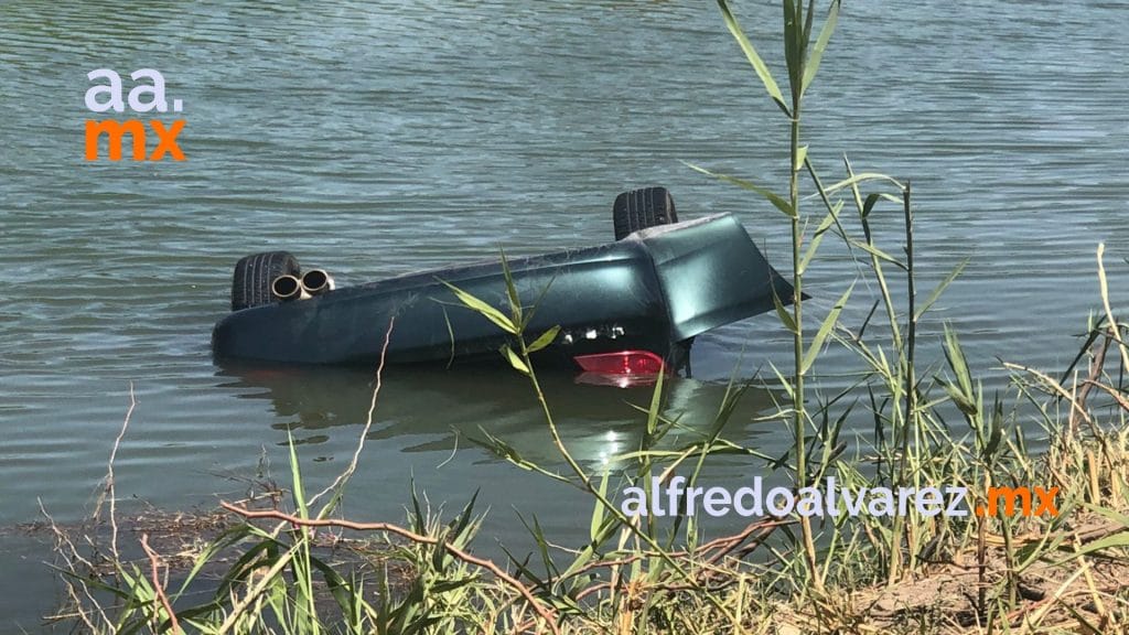 joven-pareja-sale-de-carretera-y-cae-a-un-canal-de-agua