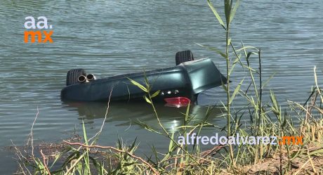 Joven pareja sale de carretera y cae a un canal de agua