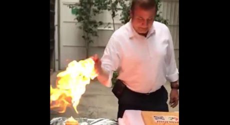 VIDEO: Candidato prende fuego a su mano; está listo para debate