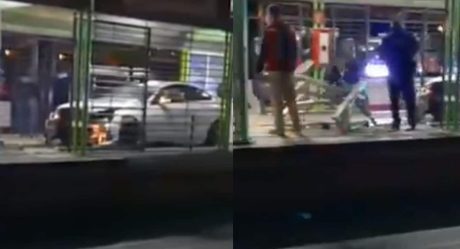 VIDEO: Ebrios chocan y meten auto de lujo en estación de Mexibús