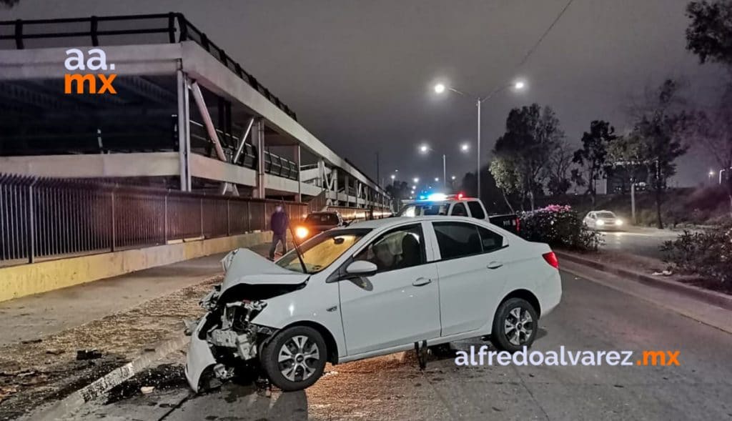 Automovilista-no-conserva-carril-y-choca-contra-árbol