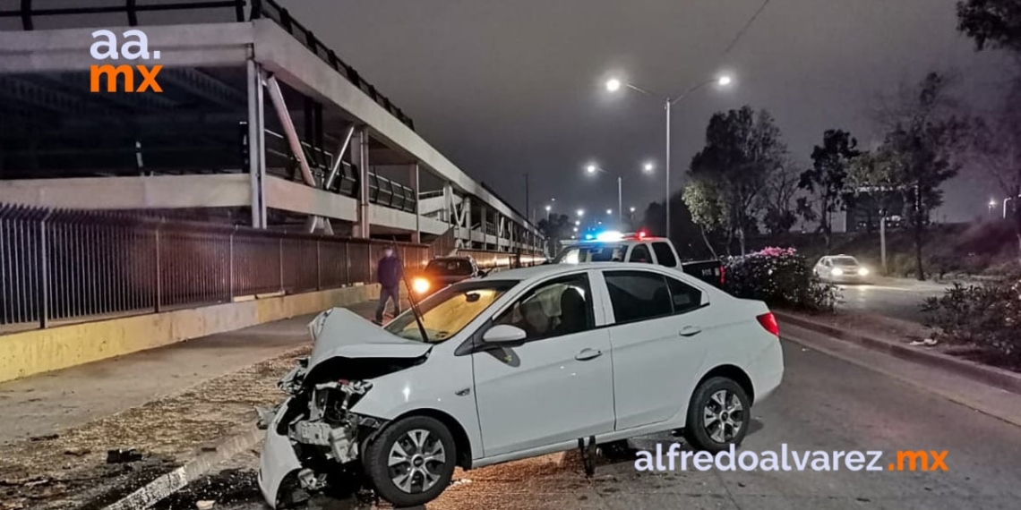 AUTOMOVILISTA NO CONSERVA CARRIL Y CHOCA CONTRA áRBOL