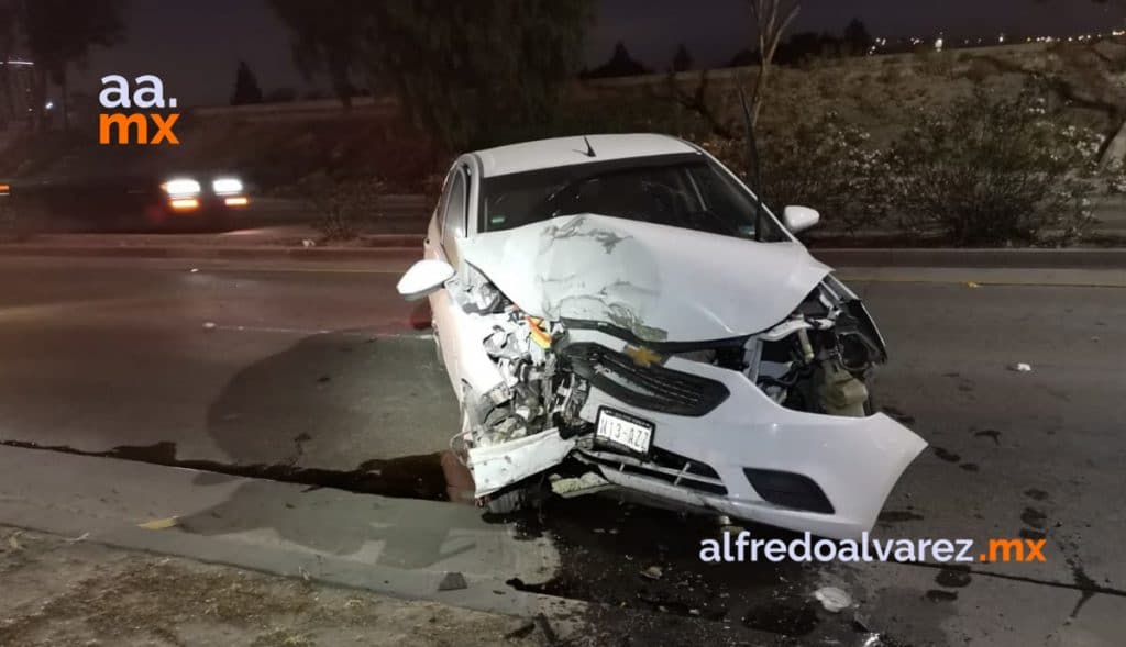 AUTOMOVILISTA NO CONSERVA CARRIL Y CHOCA CONTRA áRBOL